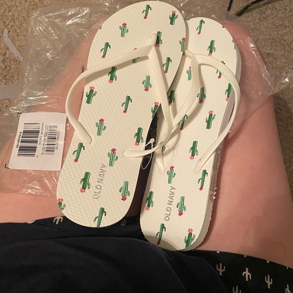 cactus flip flops old navy new never been worn